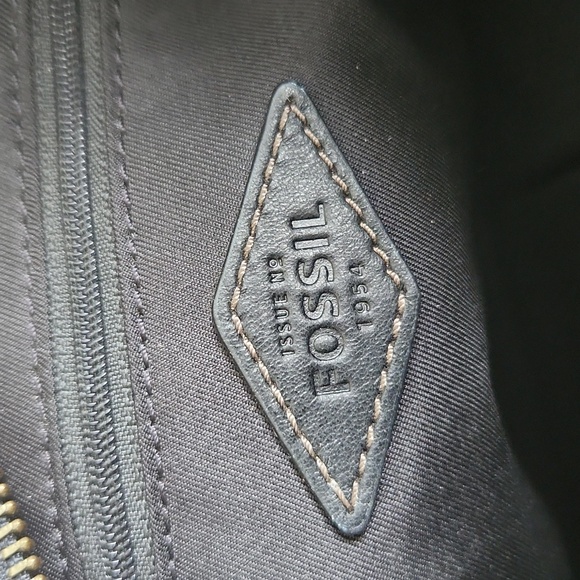 •Fossil Crossbody - Picture 9 of 16